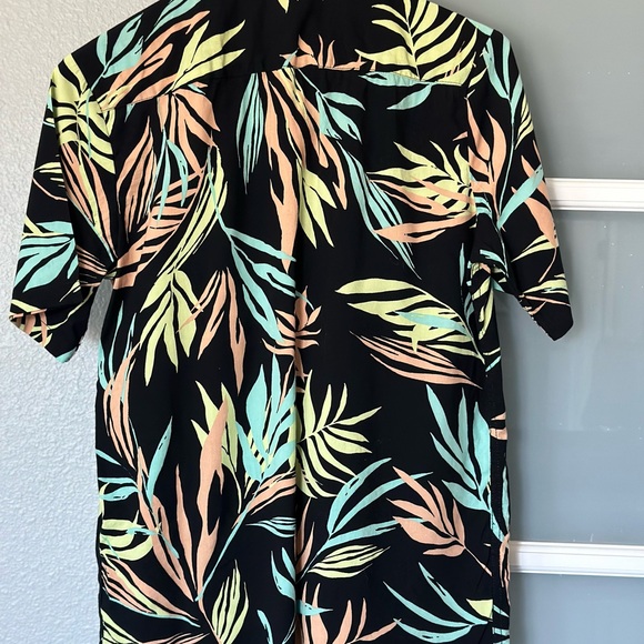 Boys Y12 to 14 (L) Volcom Bleeding Leaf short sleeve button-down shirt. - Picture 6 of 6